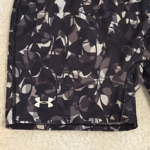 Under Armour size XL Spandex Shorts - Picture 2 of 3